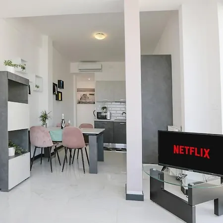 Appartement A Postcard From *